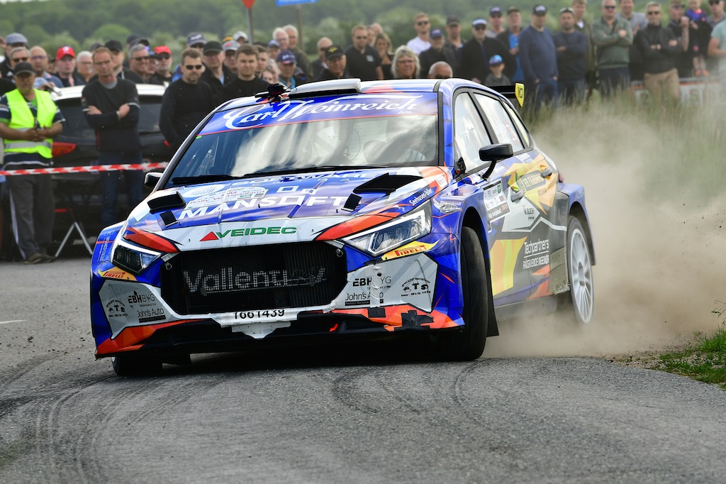 Simon Vallentin fra Holbæk sluttede i 2022 som totalvinder af KOMO Rallysprint i Gammelrand, og fik en gammel drøm opfyldt. I år kører han efter at gentage sidste års triumf.
(Foto: Morten Dam)